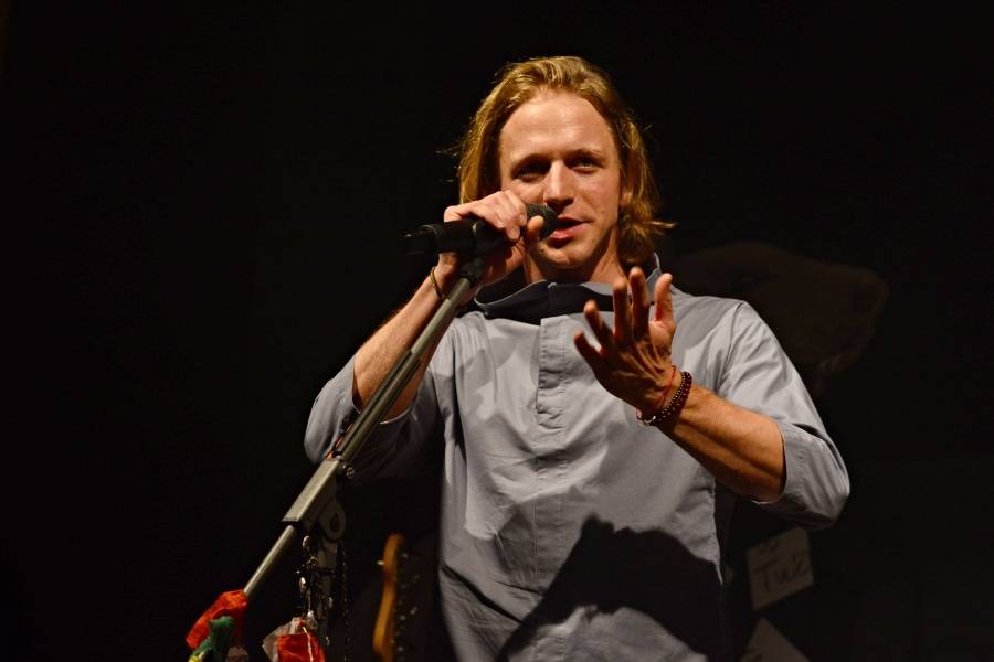 TOP 8 videoklipů týdne (139.): Muse přicházejí s poselstvím naděje, Tomáš Klus natáčel na koncertech a Pokáč dědkovatí