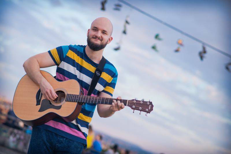 TOP 8 videoklipů týdne (139.): Muse přicházejí s poselstvím naděje, Tomáš Klus natáčel na koncertech a Pokáč dědkovatí