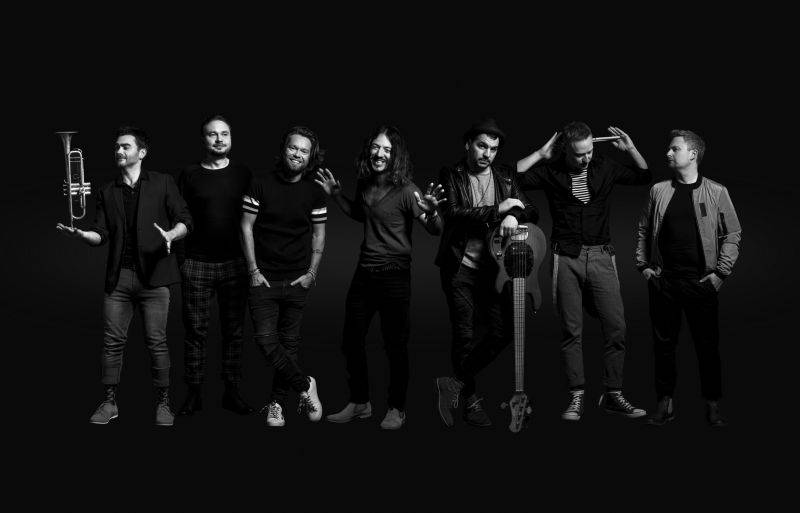 TOP 8 videoklipů týdne: Foo Fighters uspořádali party důchodců, Placebo a Arcade Fire řeší neřesti dnešního světa