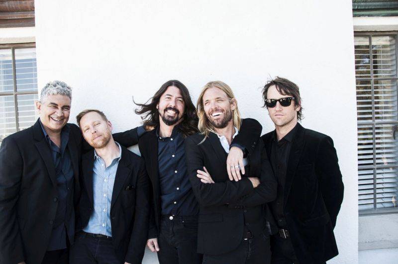 TOP 8 videoklipů týdne: Foo Fighters uspořádali party důchodců, Placebo a Arcade Fire řeší neřesti dnešního světa