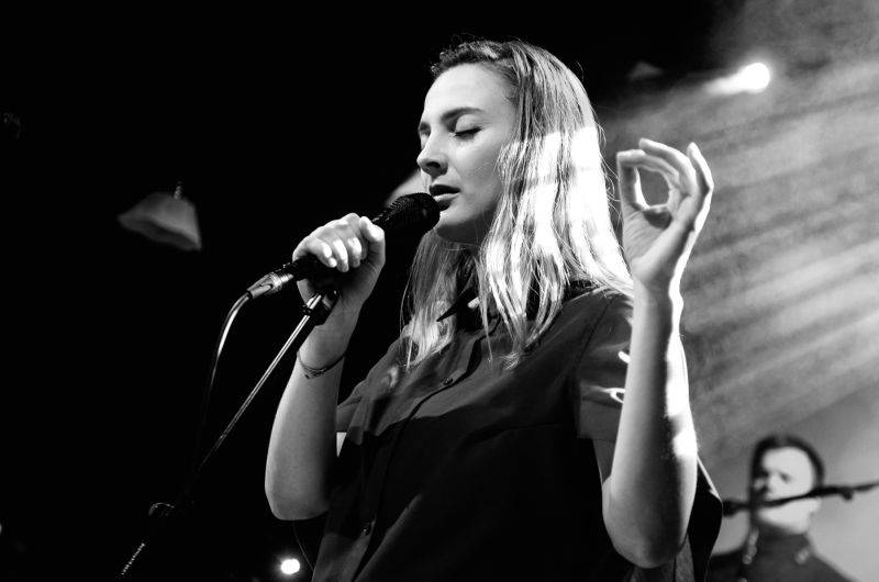 VIDEO: Animovaná Barbora Poláková má na zádech krosnu. Nový klip připravil japonský režisér