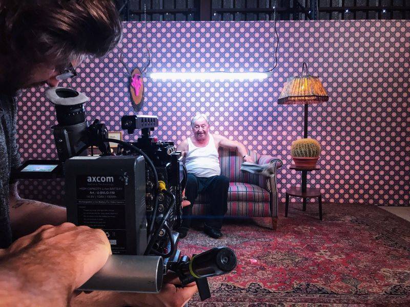 VIDEO: Mandrage vsadili na Jiřího Lábuse. Nový klip Slečno, já se omlouvám se natočili na jediný záběr