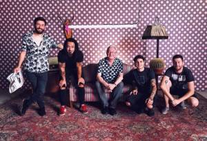 VIDEO: Mandrage vsadili na Jiřího Lábuse. Nový klip Slečno, já se omlouvám se natočili na jediný záběr