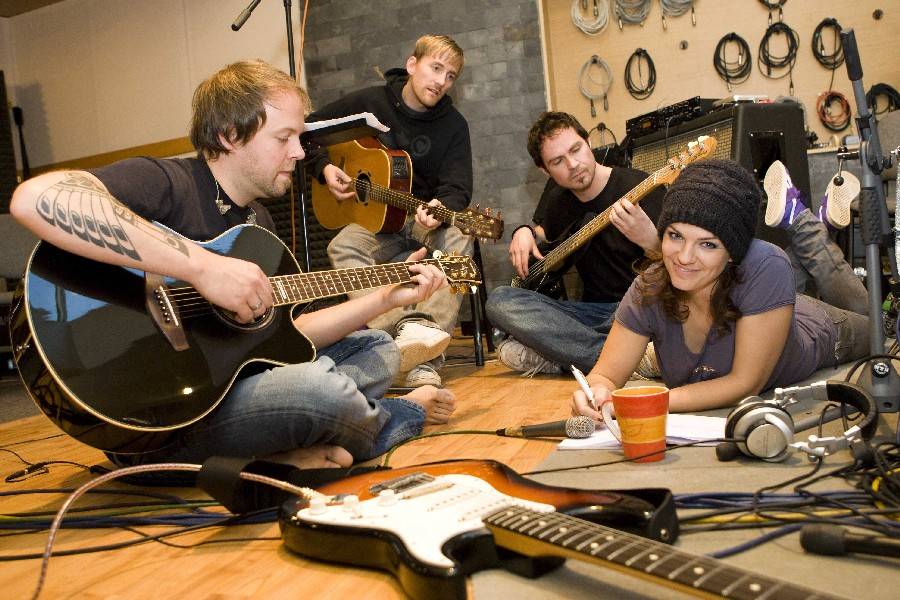 VIDEO: Marta Jandová poprvé sólově. V klipu Školíš mě vsadila na černobílou a emoce