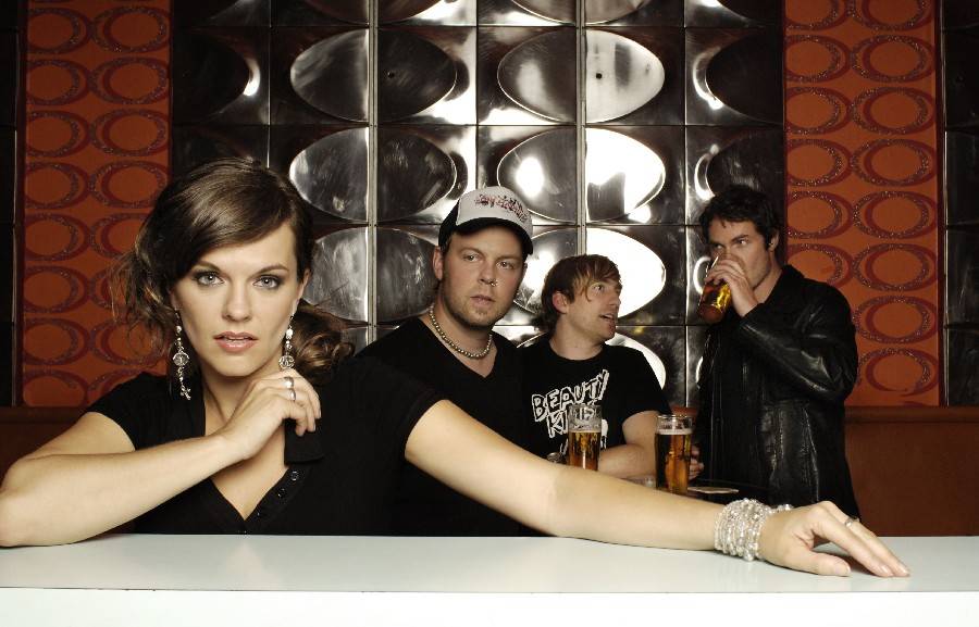 VIDEO: Marta Jandová poprvé sólově. V klipu Školíš mě vsadila na černobílou a emoce