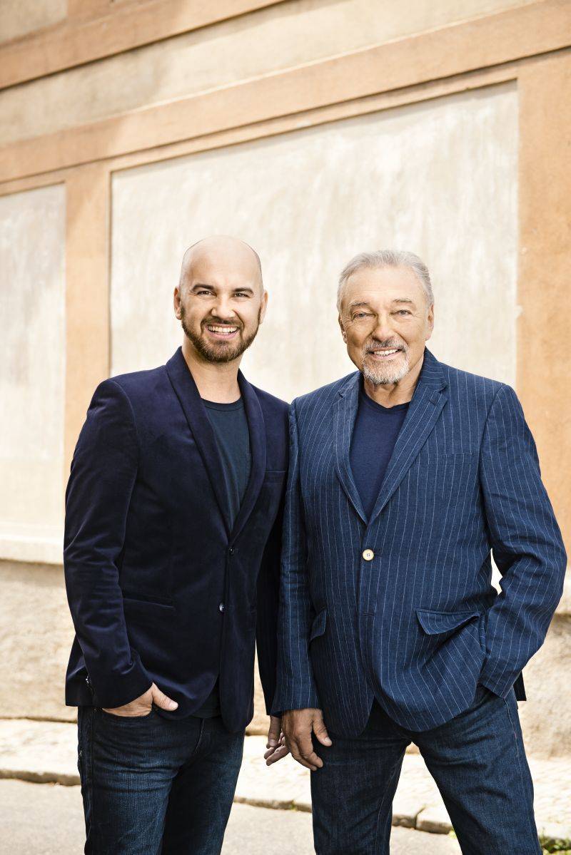 VIDEO: No Name a Karel Gott vzdávají poctu tvořivým lidem. Duet Kto dokáže vychází ve třech verzích 