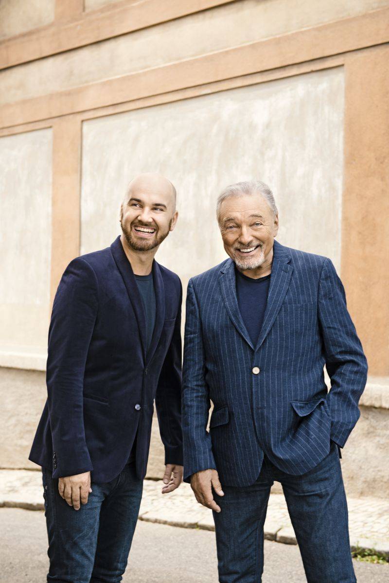 VIDEO: No Name a Karel Gott vzdávají poctu tvořivým lidem. Duet Kto dokáže vychází ve třech verzích 