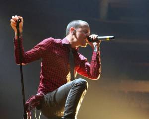 VIDEO: Jedno z nejdojemnějších vystoupení Chestera Benningtona. Takhle v květnu vzdával hold Chrisi Cornellovi