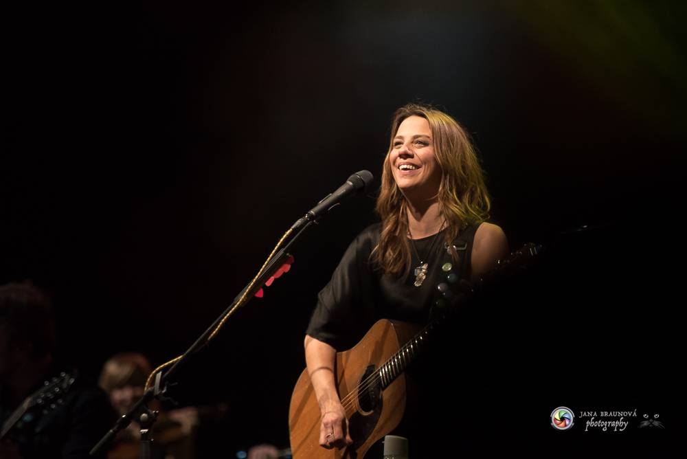 VIDEO: Přej si, co chceš, vzkazuje Aneta Langerová svojí Hvězdou. Koncertní živák Na vlně radosti vydá v září