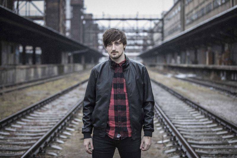 VIDEO: Platonic debutují klipem Tráva, který zobrazuje youtuberskou love story