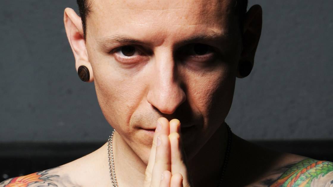 VIDEO: Fanoušci se loučili s Chesterem Benningtonem. Pocta zpěvákovi Linkin Park spojila celý svět