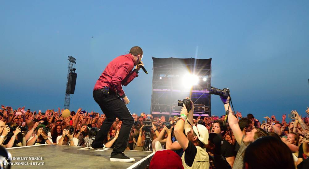 VIDEO: Fanoušci se loučili s Chesterem Benningtonem. Pocta zpěvákovi Linkin Park spojila celý svět