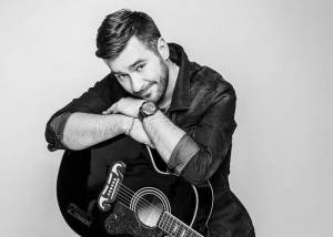 VIDEO: Marek Ztracený má v klipu Karla Gotta, Lucii Bílou i Terezu Pergnerovou. Zavzpomínejte si na Léto 95