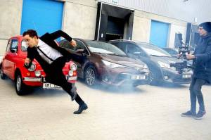 VIDEO: Slza láká na desku Holomráz stejnojmenným singlem, Petr Lexa v klipu svádí boj o čas