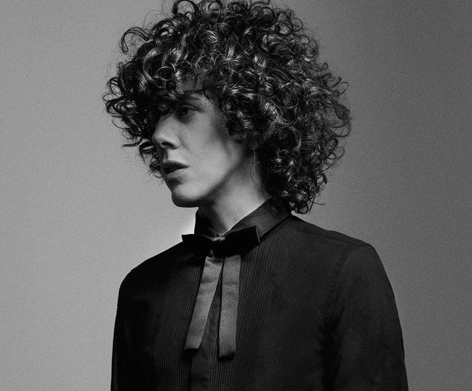 TOP 8 videoklipů týdne: U2 vás provedou ulicemi New Yorku, Maroon 5 se bezhlavě ženou za láskou