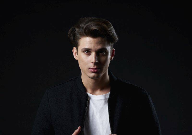 TOP 8 videoklipů týdne: U2 vás provedou ulicemi New Yorku, Maroon 5 se bezhlavě ženou za láskou