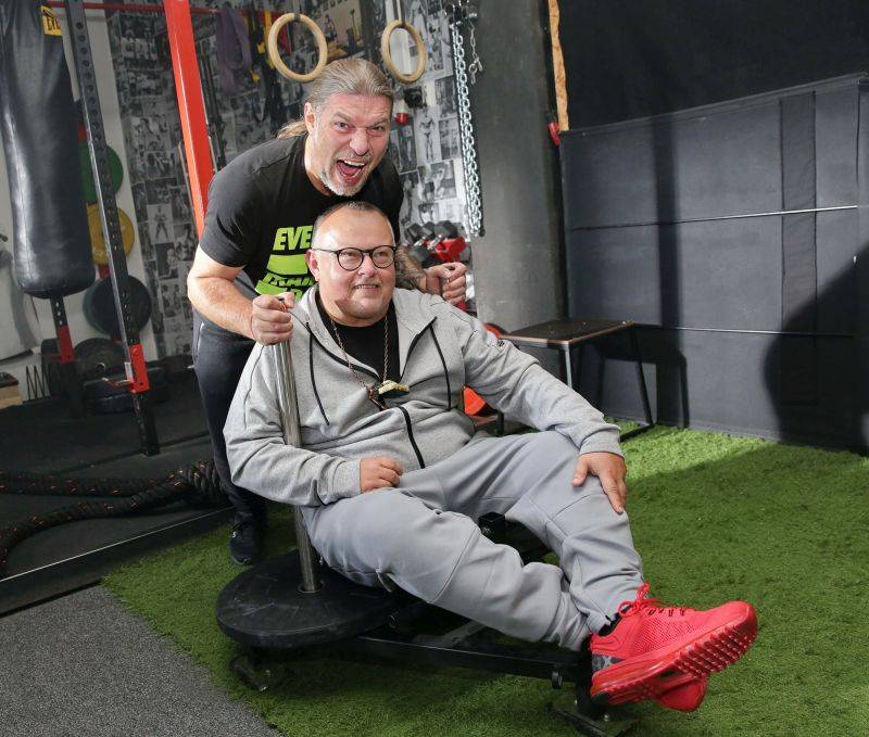 VIDEO: Doctor P.P. přilákal do posilovny Ivana Mládka, Petra Jandu nebo Antonína Panenku