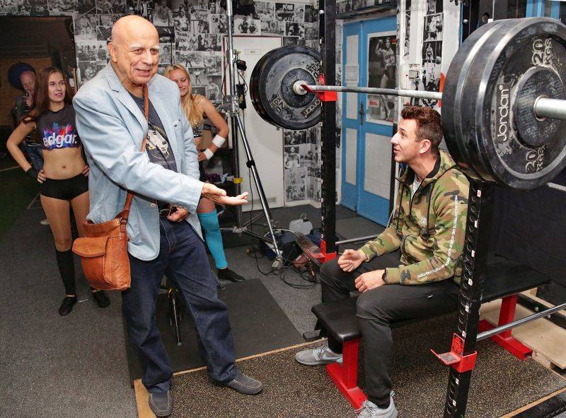 VIDEO: Doctor P.P. přilákal do posilovny Ivana Mládka, Petra Jandu nebo Antonína Panenku