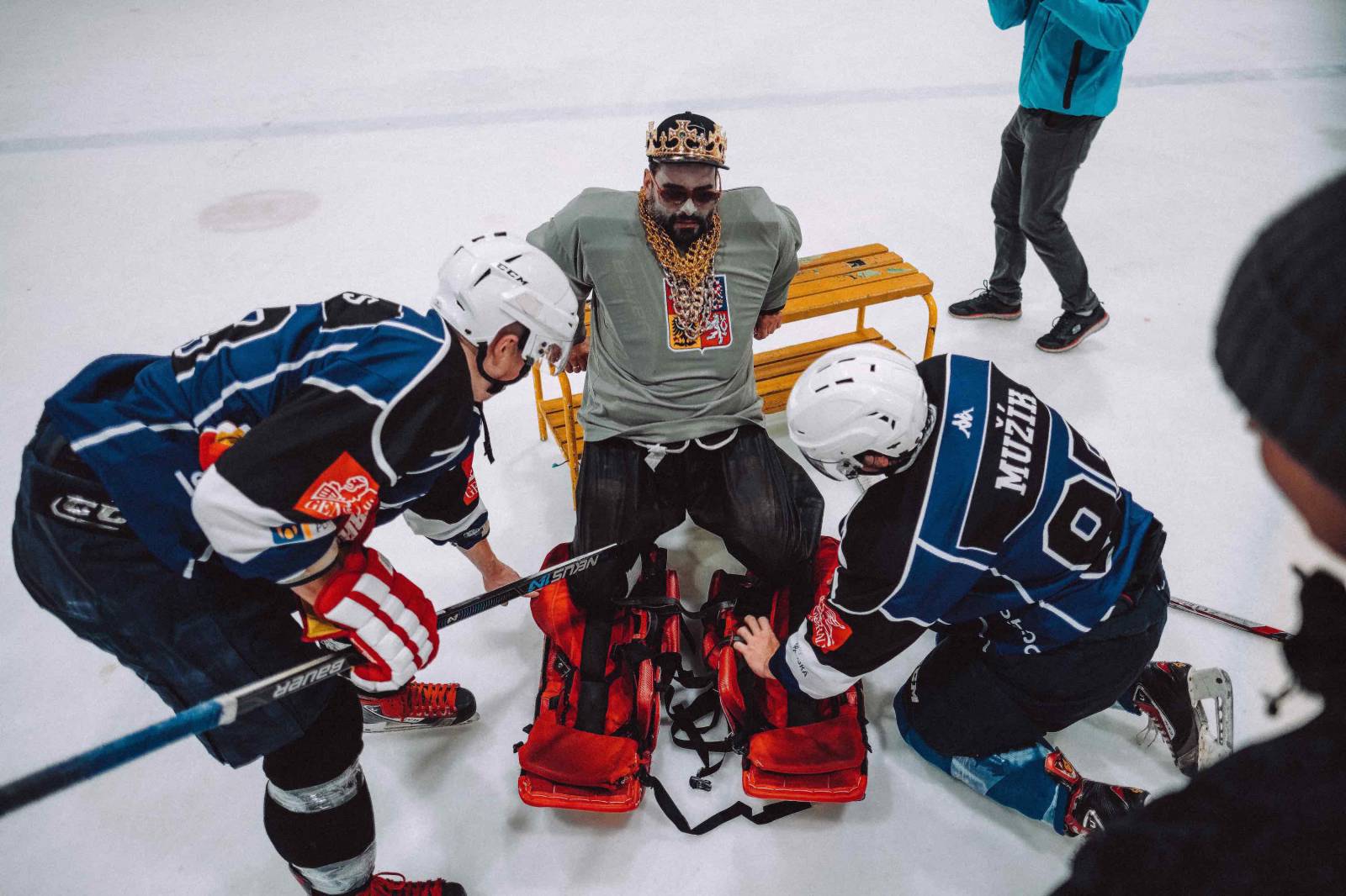 VIDEO: Kapitán Demo se v novém hokejovém klipu ptá - Kdo to má?