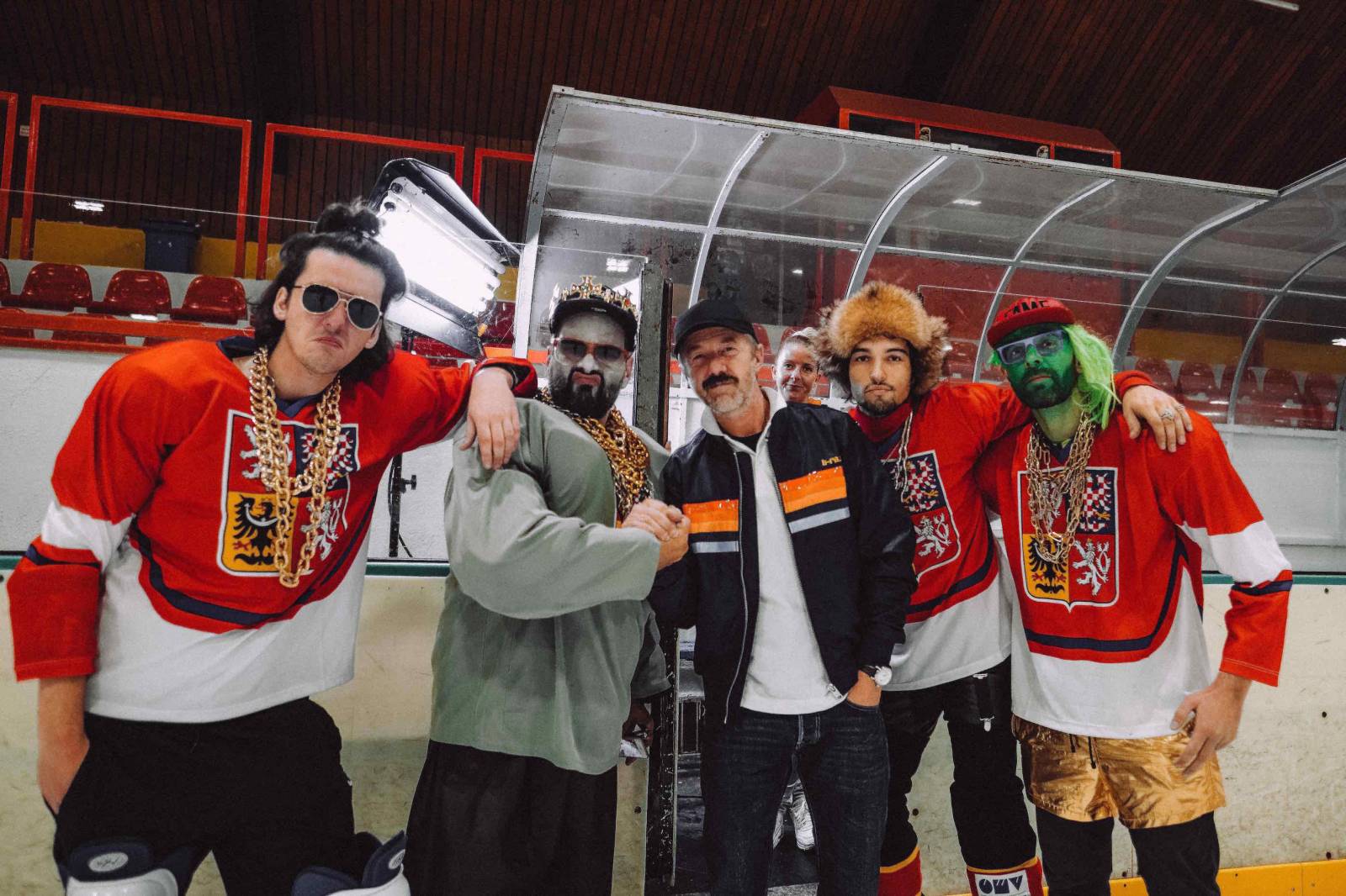 VIDEO: Kapitán Demo se v novém hokejovém klipu ptá - Kdo to má?