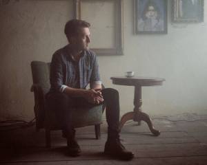 VIDEO: Jan Nedvěd zpívá v novince Nikdy na pozadí ponurého klipu o nešťastné lásce