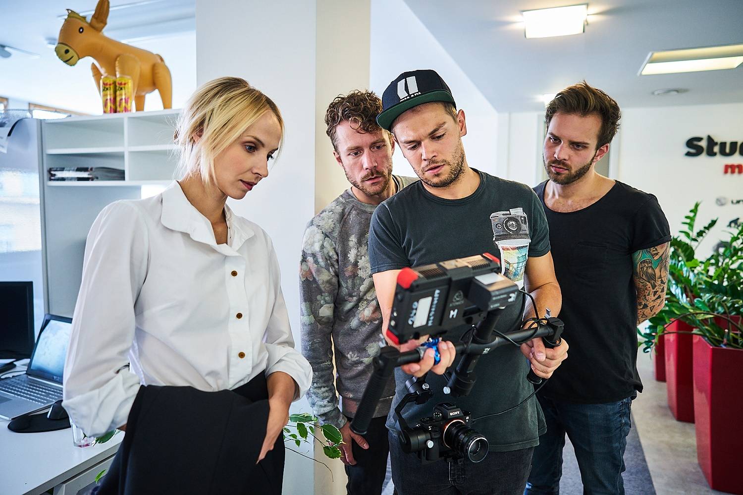 VIDEO: Michal Hrůza natáčel klip Polárka na Špicberkách a v Tromso. Hraje v něm i Jana Plodková