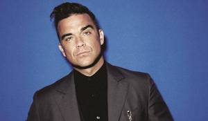 TOP 8 videoklipů týdne: Robbie Williams vzpomíná na turné, Taylor Swift je v obležení moderních technologií