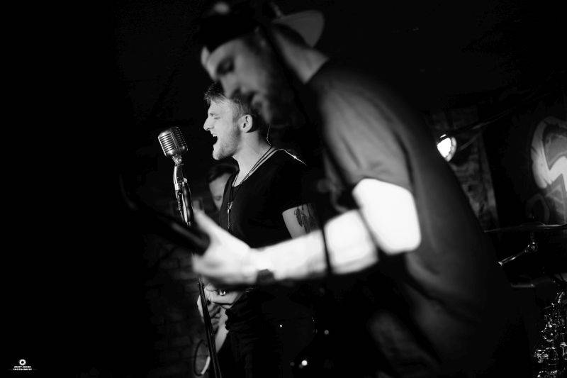 VIDEOPREMIÉRA: Turnovští Snap Call sahají v klipu Golddigger lidstvu do svědomí