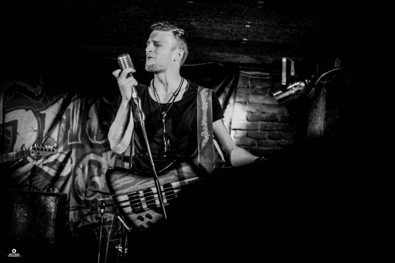 VIDEOPREMIÉRA: Turnovští Snap Call sahají v klipu Golddigger lidstvu do svědomí