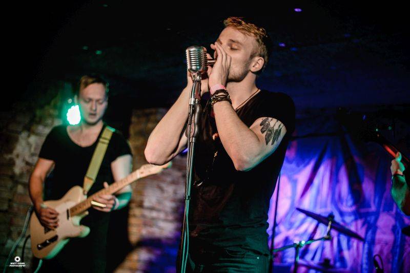 VIDEOPREMIÉRA: Turnovští Snap Call sahají v klipu Golddigger lidstvu do svědomí