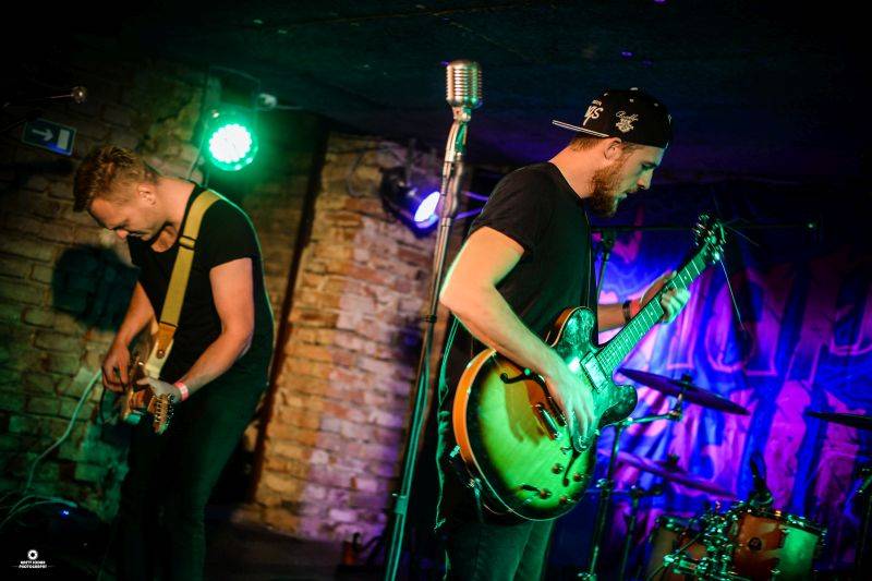 VIDEOPREMIÉRA: Turnovští Snap Call sahají v klipu Golddigger lidstvu do svědomí