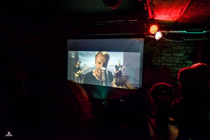 VIDEOPREMIÉRA: Turnovští Snap Call sahají v klipu Golddigger lidstvu do svědomí