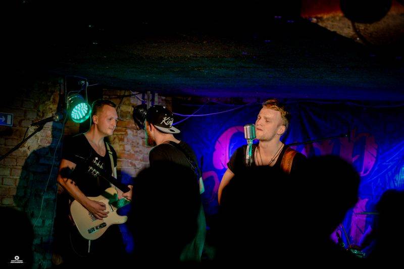 VIDEOPREMIÉRA: Turnovští Snap Call sahají v klipu Golddigger lidstvu do svědomí