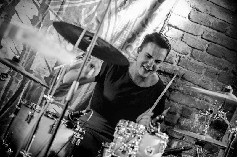 VIDEOPREMIÉRA: Turnovští Snap Call sahají v klipu Golddigger lidstvu do svědomí