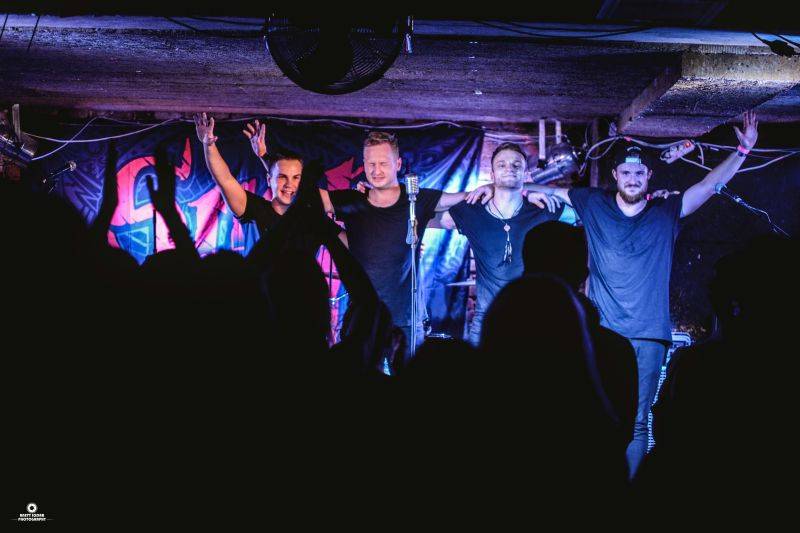 VIDEOPREMIÉRA: Turnovští Snap Call sahají v klipu Golddigger lidstvu do svědomí