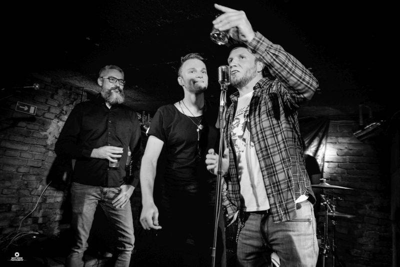 VIDEOPREMIÉRA: Turnovští Snap Call sahají v klipu Golddigger lidstvu do svědomí