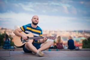 TOP 8 videoklipů týdne: Pokáč a jeho kočičí trable, Robbie Williams rozšiřuje sbírku tetování