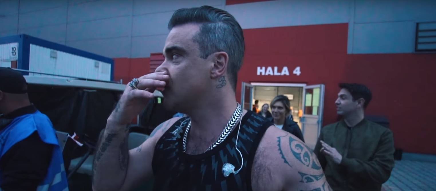VIDEO: Robbie Williams vloguje i z Prahy a přináší klip k nové písni