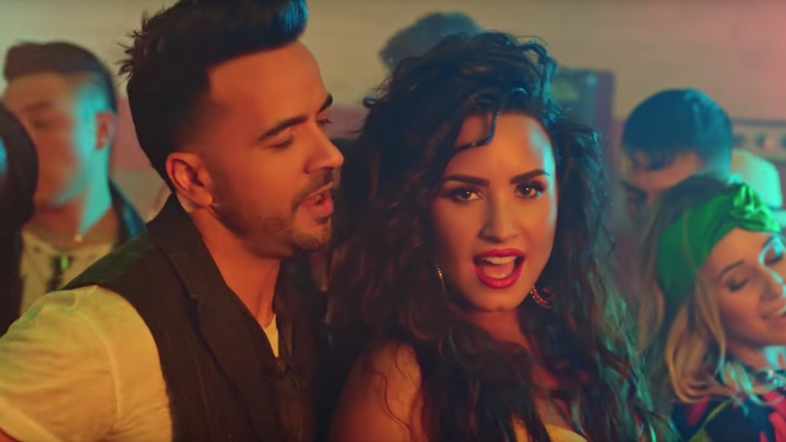 TOP 8 videoklipů týdne: Demi Lovato zpívá španělsky, Richard Krajčo ždímá emoce 