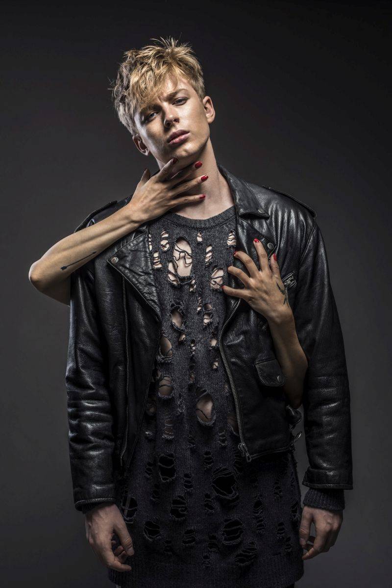 VIDEO: Adam Mišík ve zbrusu nové podobě následuje zahraniční popové trendy