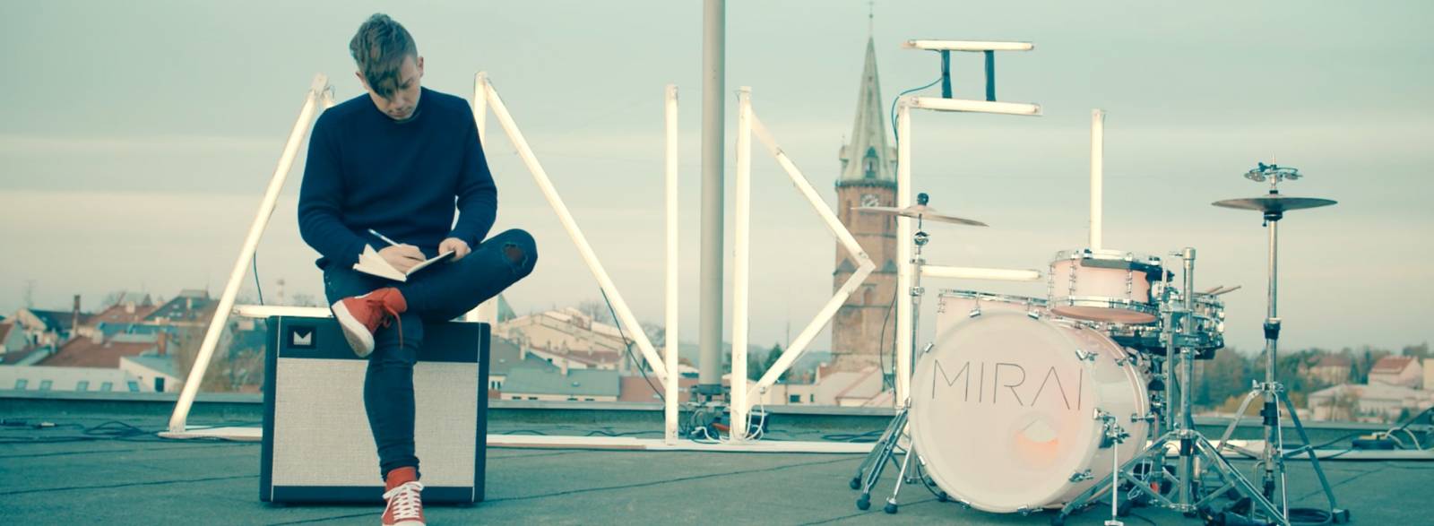 VIDEO: Mirai se zamýšlejí nad pomíjivostí života. Klip Anděl věnovali památce manželky bubeníka