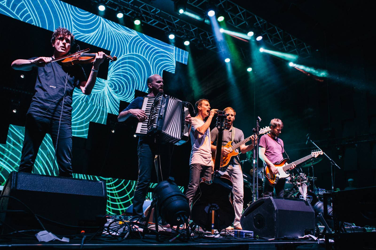 VIDEO: Zrní klipem Když se ztratíš zvou na netradiční turné při svíčkách s názvem Černá hodinka a půl