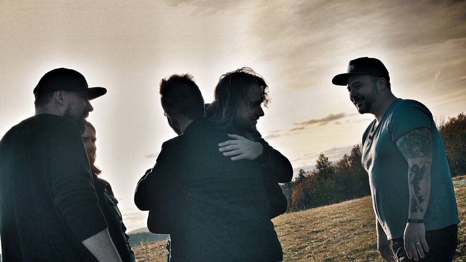 VIDEO: Support Lesbiens se posouvají dál. Připravovanou desku avizují singlem Movin' On