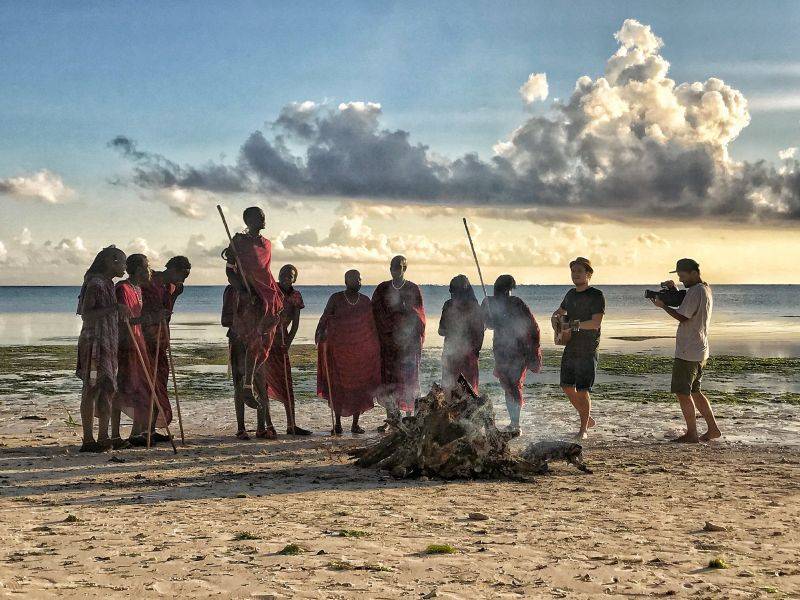 VIDEO: Voxel natáčel na Zanzibaru. V klipu Nádech tančí s Masaji, k vidění je i vzácný druh opic