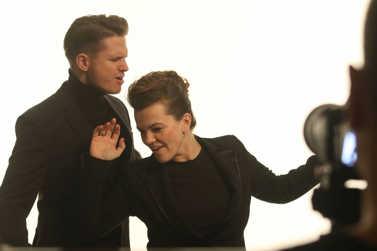 VIDEO: Ondřej Brzobohatý a Marta Jandová v novém klipu tvrdí - Je toho moc