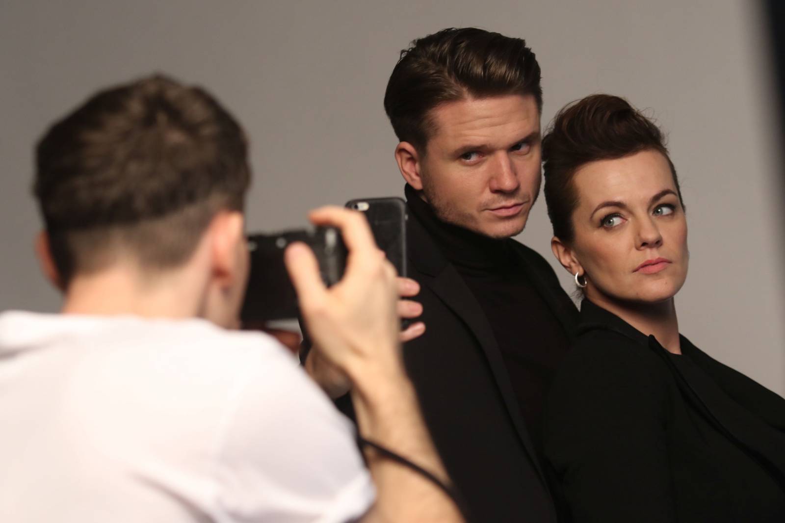 VIDEO: Ondřej Brzobohatý a Marta Jandová v novém klipu tvrdí - Je toho moc