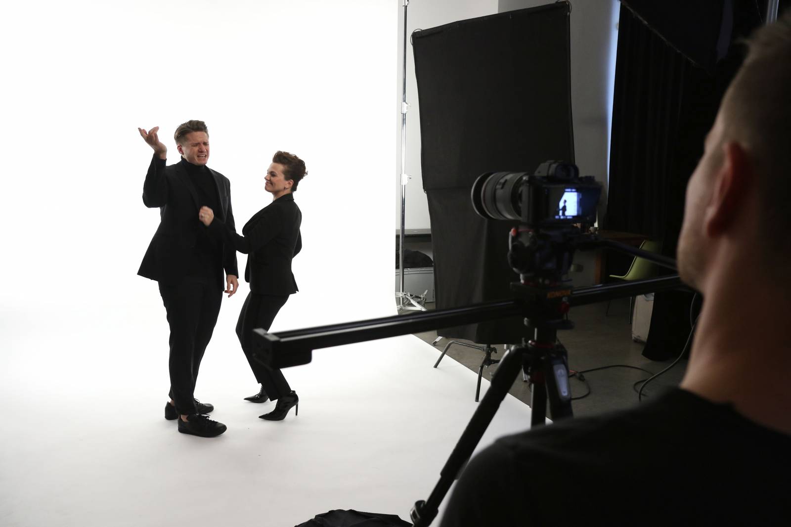 VIDEO: Ondřej Brzobohatý a Marta Jandová v novém klipu tvrdí - Je toho moc