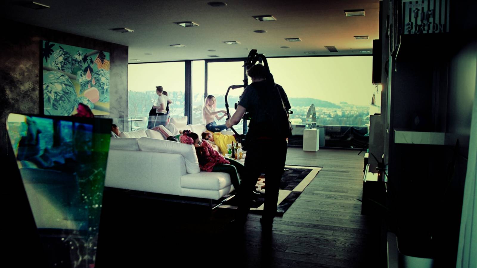 VIDEO: Adam Mišík řeší v klipu K.O. milostný trojúhelník 