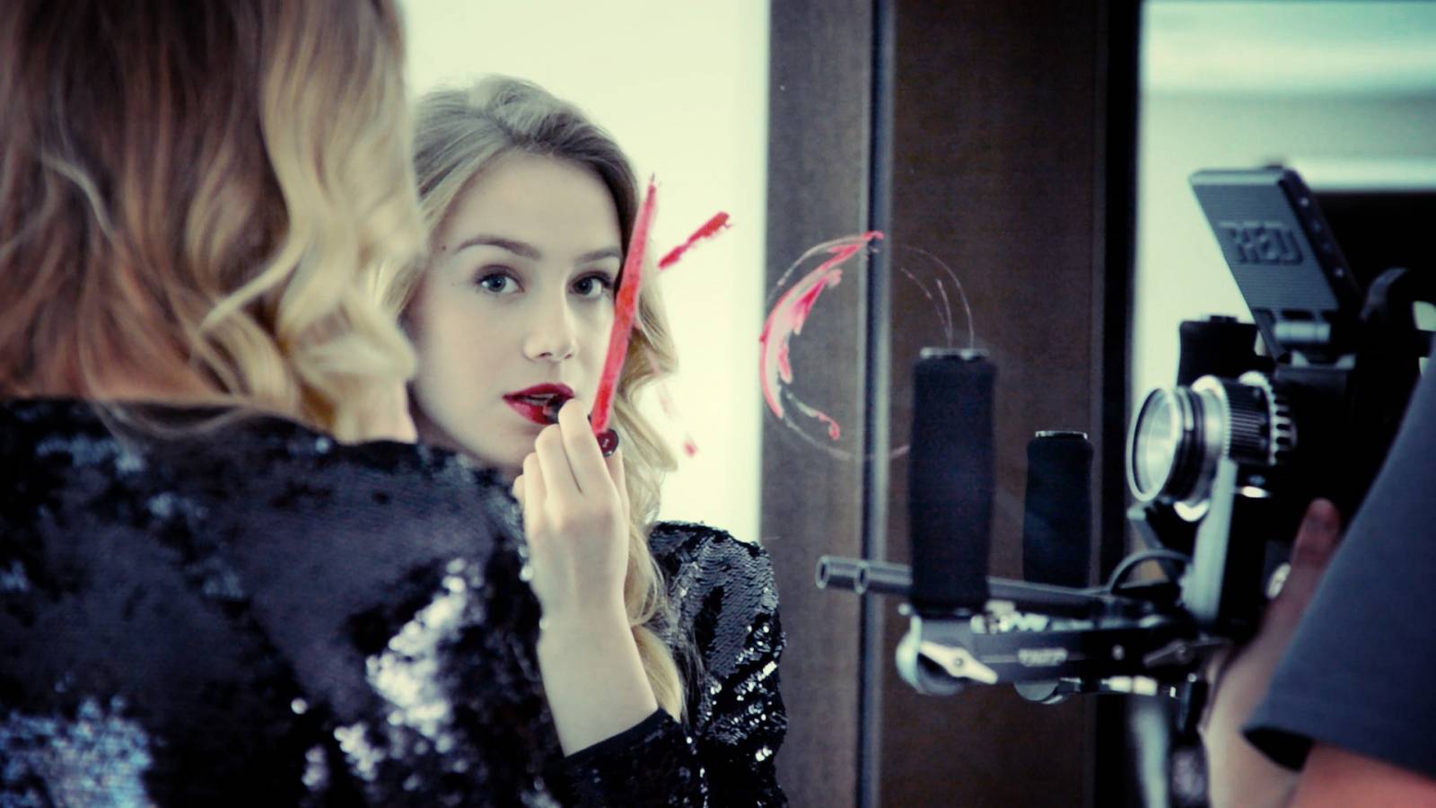 VIDEO: Adam Mišík řeší v klipu K.O. milostný trojúhelník 