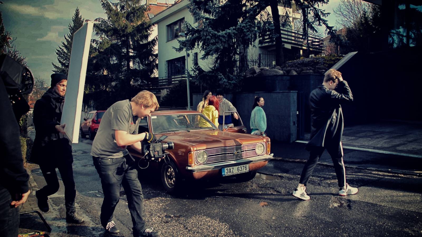 VIDEO: Adam Mišík řeší v klipu K.O. milostný trojúhelník 